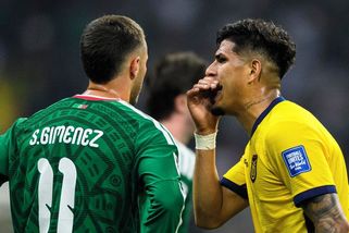 MS fotbal | Druhý hráč byl na MS vyloučen za zakrývání úst. Dětinské, nechápal expert - Sport.cz