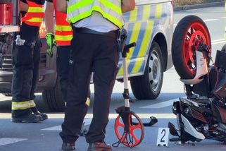 V pražských Letňanech se srazilo auto s motorkářem, ten na místě zemřel - Novinky