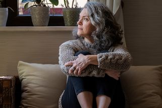 Marie (64): Snili jsme o idylickém důchodu na vesnici. Místo toho se před nenávistnými sousedy schováváme za vysokou zdí