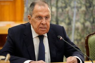 Je to otravné. Lavrov si postěžoval, že mu i spřátelené země odmítají natankovat letadlo - Novinky