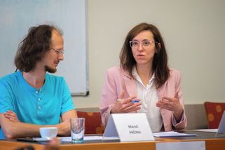 Filmařka za pomluvu kvůli hajlování žaluje muže spojené s Motoristy - Seznam Zprávy