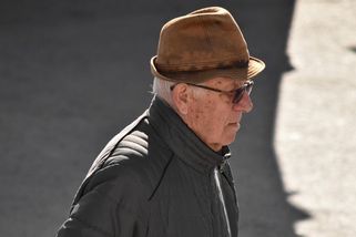 Nebezpečný výrok důchodce během debaty s ministrem vnitra odhaluje, jak blízko jsme k problémům - Médium.cz