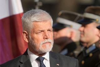 Vláda si rozdělila místa v letadle na summit NATO. Prezident ostrouhal