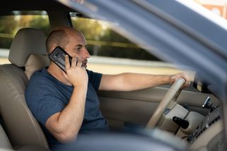 Češi neví, že pokutu při řízení můžou dostat, i když nedrží telefon v ruce. Hrozí jim až 10 000 Kč »