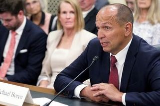 Člena Trumpovy administrativy viní, že při lesních požárech odklonil hasiče, aby ochránili jeho ranč - Novinky