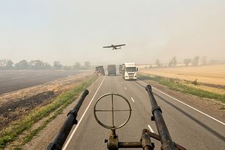 Video: Rusové to zkusili přímo na silnici. Dramatický střet s ukrajinským dronem a mobilní PVO