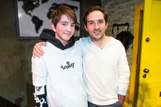 Stejné grimasy i pohyby: Matouš Ruml alias Lexa z Combacku se ukázal na jevišti se synem. Podobu nezapřou - Super.cz