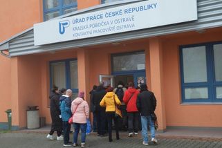Vláda seškrtala podporu v nezaměstnanosti. Pohorší si i lidé po rodičovské a pečující o nemocného člena rodiny - Novinky
