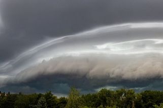 Podívaná nad Čechami: Na čele ranních bouřek se vytvořil působivý shelf cloud - Novinky
