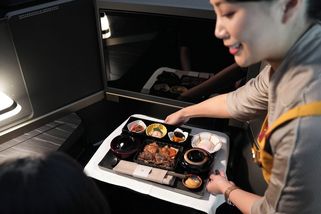 Gastronomické orgie v oblacích. Projděte si menu pěti velkých aerolinek