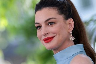 ŽENA-IN - Módní pohroma Anne Hathaway: Chtěla ukázat těhotenské bříško, lidé spekulují, zda je vůbec pravé