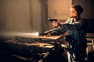 Sběratel kostí je temný thriller s Angelinou Jolie a Denzelem Washingtonem, který neztratil sílu • Filmožrouti.cz