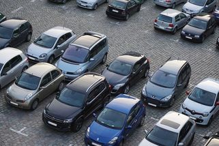 Šedesát minut na nákup a pak pokuta 1500: Proč se z parkovišť u supermarketů stala past na řidiče?