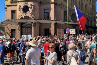 Minář předal na vládě petici na obranu médií veřejné služby - Novinky