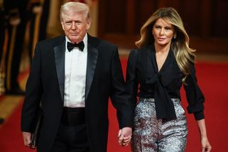 Nesnášíte sukně a šaty? Stříbrné kalhoty podle Melanie Trump jsou nejstylovější volba sezony