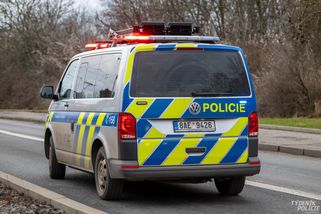 Senior srazil na Ústecku splašeného koně a z místa nehody odjel. Policisté jeho zdemolovaný vůz zastavili o několik kilometrů dále