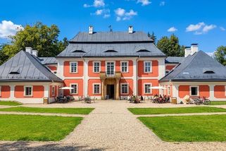 Zámeček Karlštejn je barokní perla uprostřed lesů Žďárských vrchů - Médium.cz