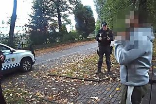 VIDEO: Starší paní o berlích přišla v Karviné o peněženku. Pak zasáhli strážníci