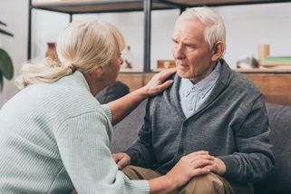 Důchodci ostře reagují na plán vlády: Nová pětistovka od 80 let je podle nich výsměch
