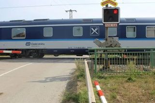 Když se zasknete na přejezdu, prorazte závoru, radí ministerstvo. Pak ale přijde přísný trest