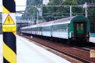 Kamera zachytila riskantní přebíhání kolejí. Dítě upadlo těsně před vlakem