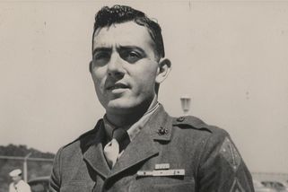 Proti tisícům Japonců držel linii, Basilone se stal legendou námořní pěchoty. Zemřel v boji - Médium.cz