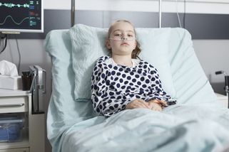 Miliony pro "onkologicky nemocnou Karolínku". Sbírka na sociální síti budí silné podezření