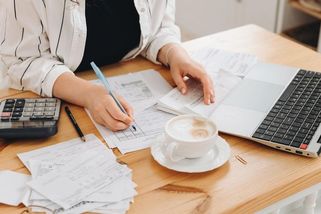 Moji blízcí mě přestali využívat, když jsem jim začala vystavovat účty - Médium.cz