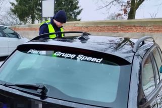 Řidič si na BMW nalepil vulgární vzkaz proti policistům. Ti mu při kontrole sebrali i technický průkaz