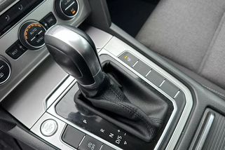 Jak správně parkovat s automatem: Režim „P“ nemusí stačit. Experti radí používat ještě jednu funkci