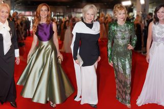 Nejkrásnější šaty ze zahájení festivalu ve Varech: Dagmar Havlová a Jana Švandová v nesmrtelné klasice, Aňa Geislerová v šatech ze skla