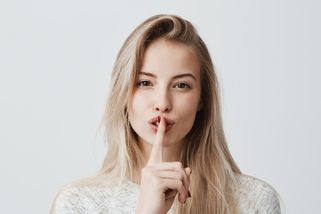 Lenka (26): Při rekonstrukci bytu po babičce jsem našla poklad, který rodina léta hledala. Nic jsem jim neřekla