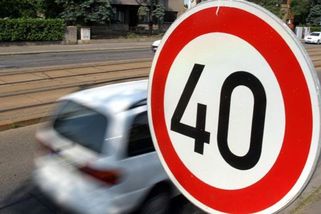 Evropská unie chce na dálku snižovat rychlost aut. „Je to absurdní a nebezpečné,“ říká expert