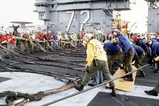 „Pad Eyes": tisíce děr na palubě letadlové lodi USS Abraham Lincoln nejsou opotřebení. Bez nich by stíhačky skončily v moři