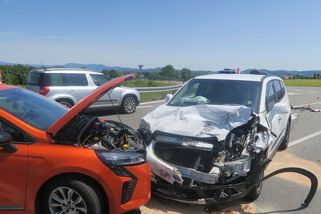 Na Šumpersku se na křižovatce srazila čtyři auta, dva zranění - Novinky