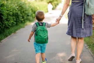 Děti musí zažít i nepohodlí. Nevozte je jen autem a nedělejte vše za ně