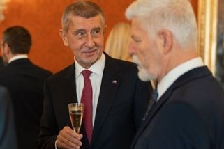 prahain.cz/politika/politolog-vysvetluje-primeri-mezi-babisem-a-pavlem-a-uctuje-s-opozici-28512.html?utm_source=www.seznam.cz&utm_medium=seznam_distribuce&utm_campaign=lide