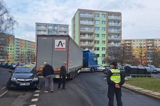 Kamion zabloudil do Sedmistovek. Vmanévroval se do pasti, poškodil při tom auto