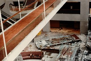 Na taneční parket v hotelu spadlo 200 tun trosek. Lékař pak musel rozhodovat, kdo má naději přežít - Médium.cz
