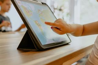 Tablety pryč, zpátky k sešitům. Švédsko otočilo ve školství a varuje tím zbytek Evropy