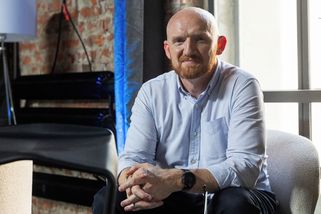 Píseň Slunečný hrob mě hluboce zasáhla, říká britský velvyslanec Matt Field - Novinky