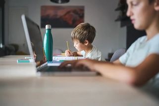 Zakazovat dětem AI při domácích úkolech nedává smysl. V dospělosti ji budou používat každý den, shodují se někteří rodiče