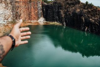 Toto je nejkrásnější místo v Česku, kde můžete strávit zbytek léta. Voda průzračná a pláže jako u Černého moře