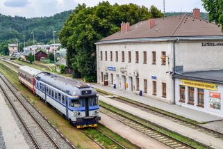 Obec ukázala, jak vypadají nové veřejné toalety po návštěvě několika dětí. Obyvatelé požadují potrestání dětí i rodičů