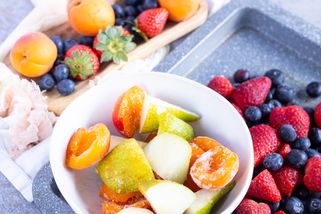 Celý život mrazíte ovoce špatně! Jednoduchý trik zabrání slepení jahod, malin i borůvek. | Apetit