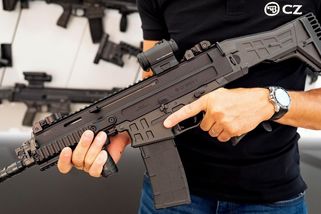 Exkluzivní záběry: Podívejte se, jak se v Uherském Brodu vyrábějí zbraně, které používá celý svět | Novinky.cz: Domácí