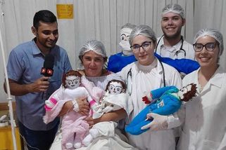 Žena, která si vzala hadrového panáka, přivítala na svět dvojčata. Holčičky se potatily - Super.cz