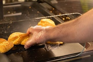 Konec přehrabování rohlíků holýma rukama? Zahraničí už našlo řešení, Česko ho ale nechce