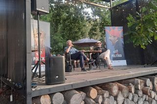 Kecy & politika v Řeži, ironie, ostrá debata a letní pohoda - Médium.cz
