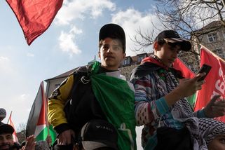 Učitel se v Berlíně snažil zabránit oslavám útoku Hamásu, žák ho udeřil do hlavy a kopl do břicha - Novinky